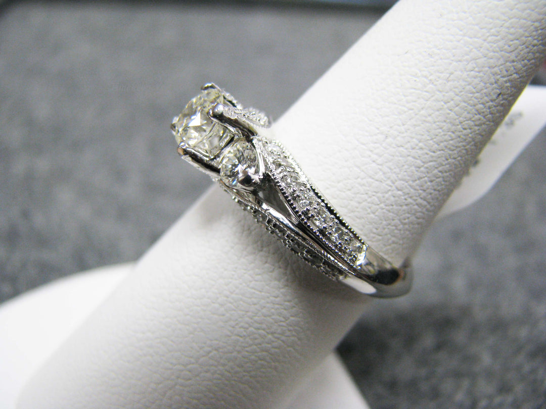 b247 Beautiful 14kt White Gold Diamond Engagement ring