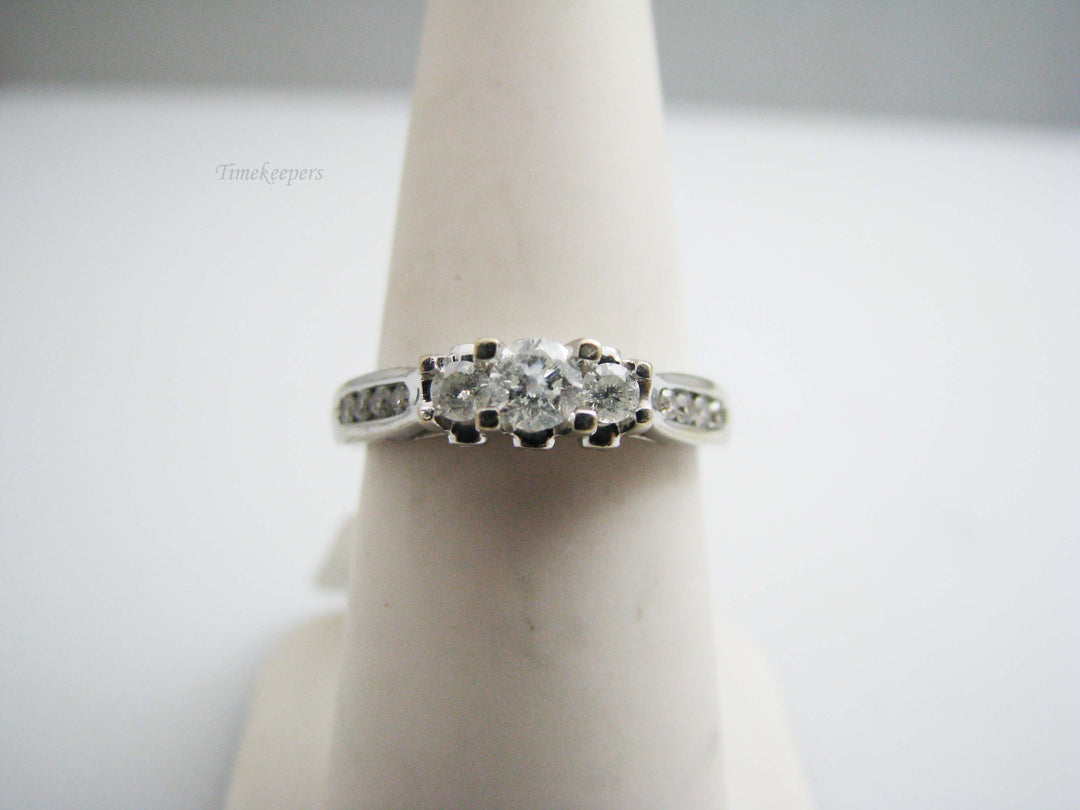 b520 Beautiful 14kt White Gold Engagement Ring