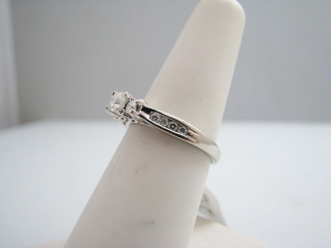 b520 Beautiful 14kt White Gold Engagement Ring