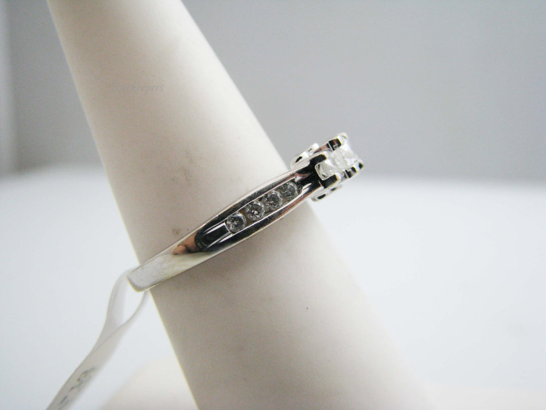 b520 Beautiful 14kt White Gold Engagement Ring