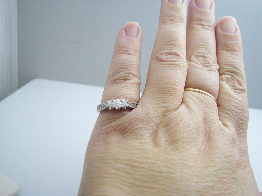 b520 Beautiful 14kt White Gold Engagement Ring