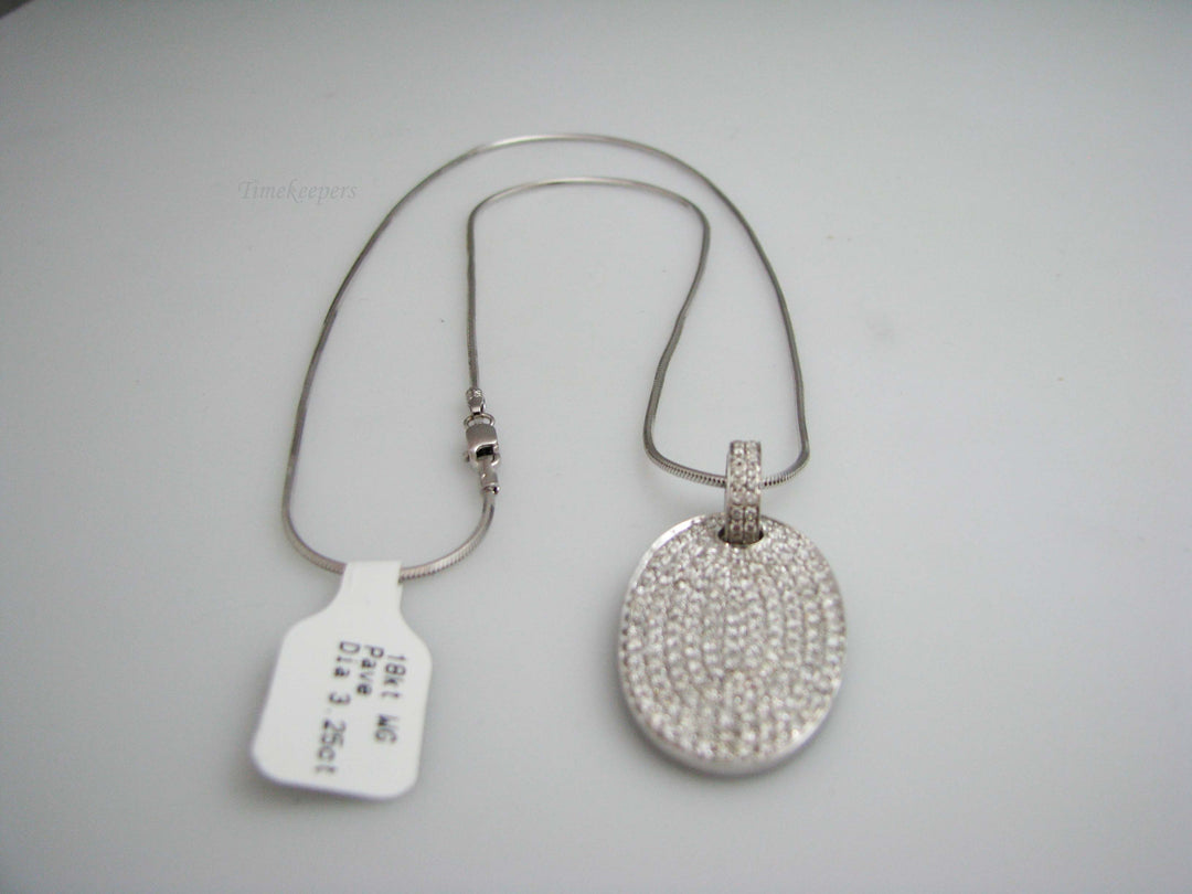 b552 Beautiful 18kt White Gold Pave Style Diamond Pendant with 14kt White Gold Mirrored Box Chain