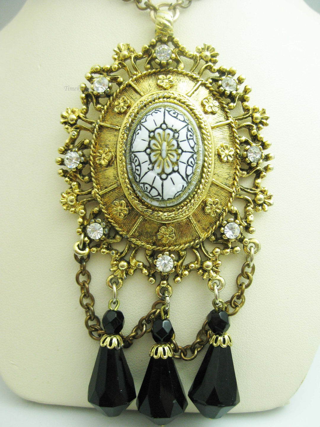 b673 Fashionable Celebrity Gems Necklace and Pendant