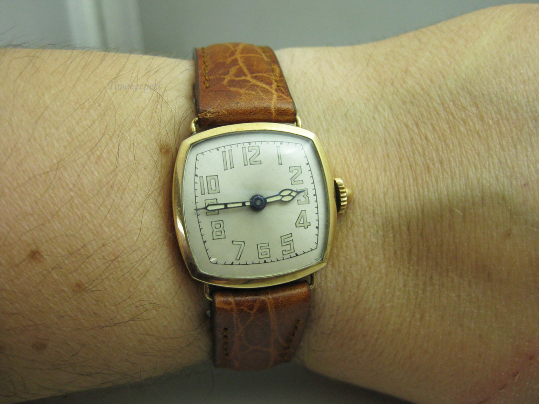 b715 Unisex Vintage Swiss 14kt Yellow Gold Mechanical Wristwatch