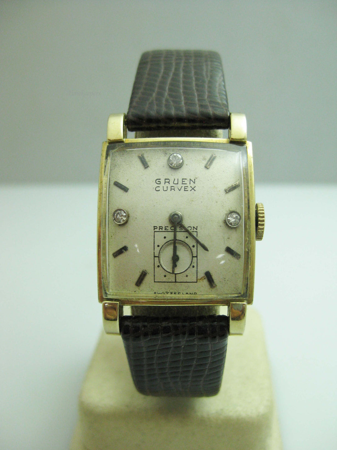 b718 Classic Unisex 14kt Yellow Gold Gruen Curvex Mechanical Wristwatch