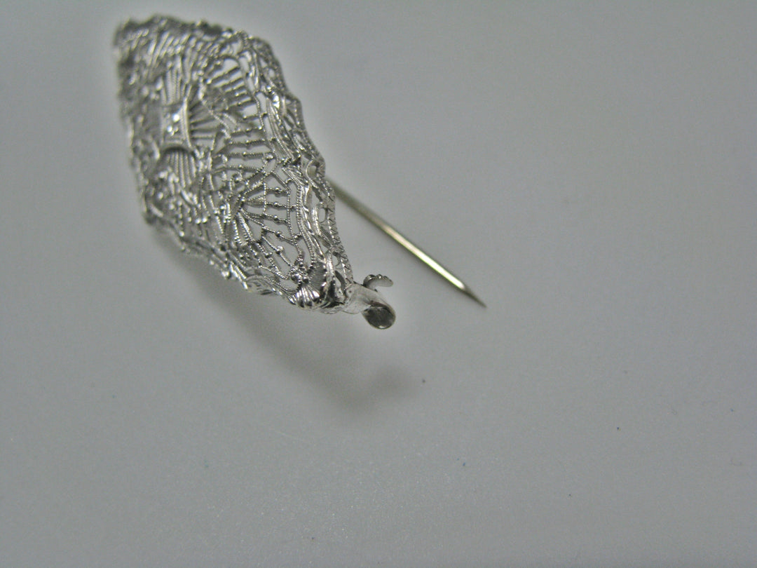 H142 Gorgeous 14k White Gold Filigree Pin / Brooch with Diamond in the Center