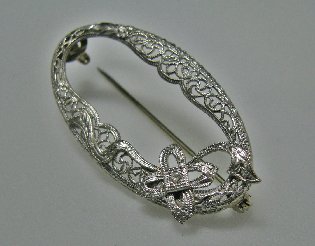 H144 Fabulous Platinum Filigree Pin / Brooch with Diamond
