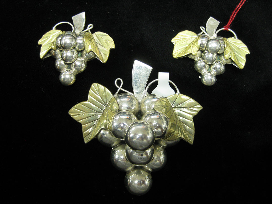 b756 Vintage Sterling Silver Grape Clip On Earrings and Pendant Brooch Pin Set