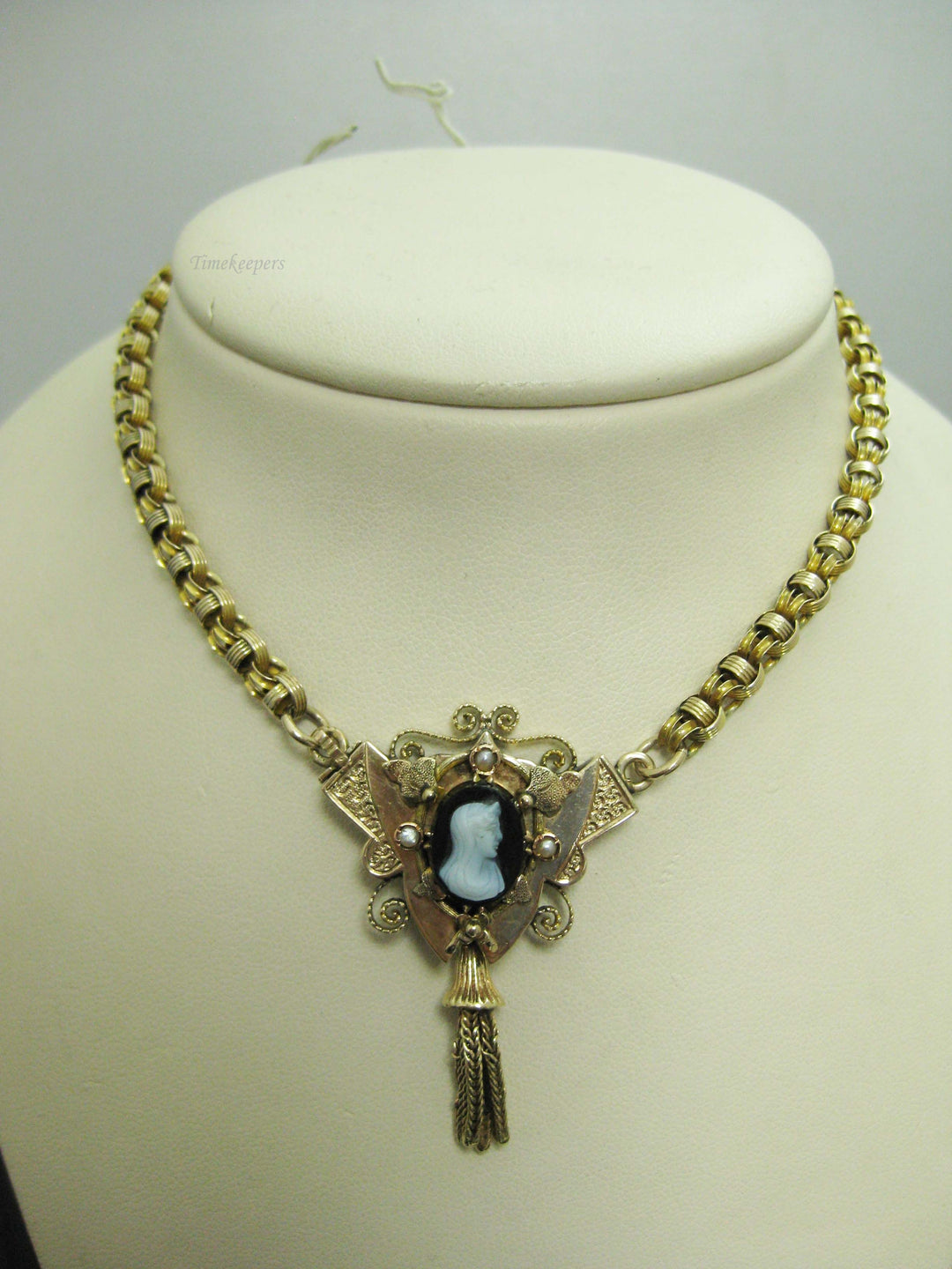 b799 Antique 10kt Yellow Gold Rolo Chain with Attached Onyx Cameo Pendant