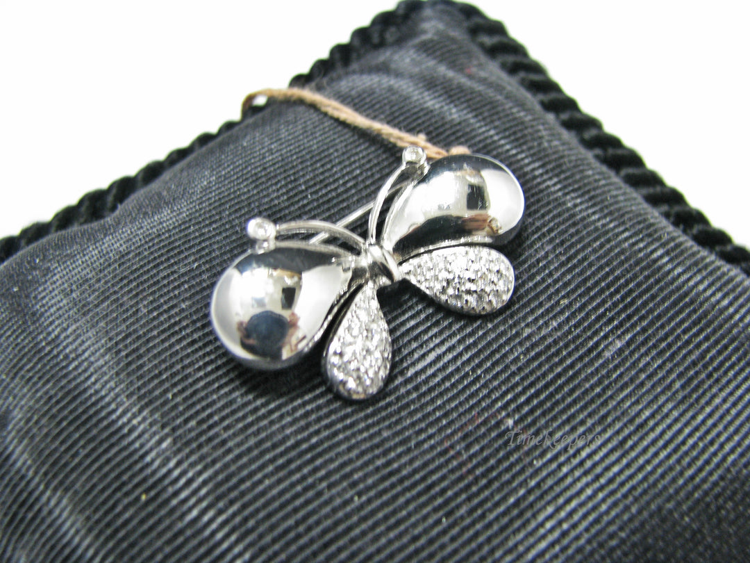 H176 Gorgeous Butterfly in 18k White Gold Pin/Brooch with Diamonds
