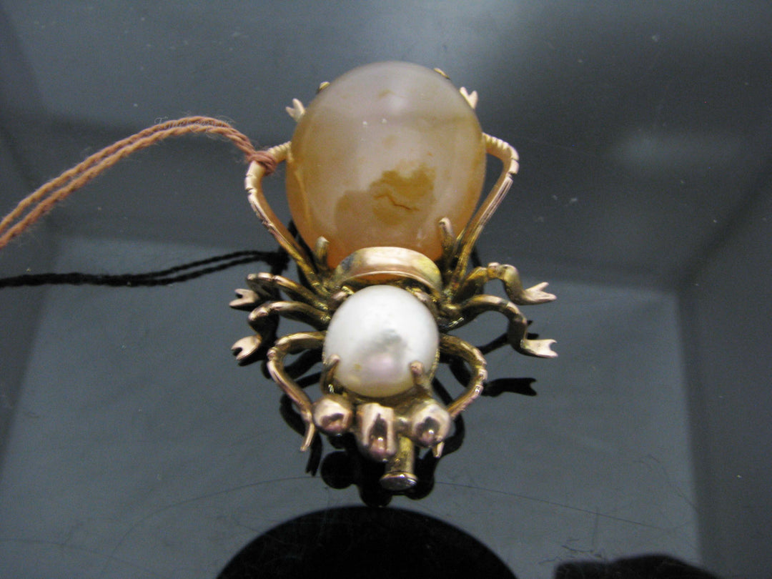 b810 Cute 1940s 14kt Yellow Gold Pearl and Orange Chalcedony Bug Pin