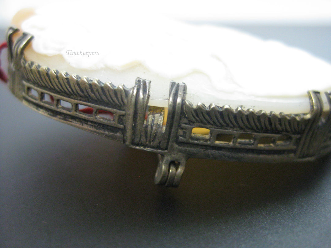 g283 Beautiful Cameo Brooch with a Delicate Gold Toned Setting