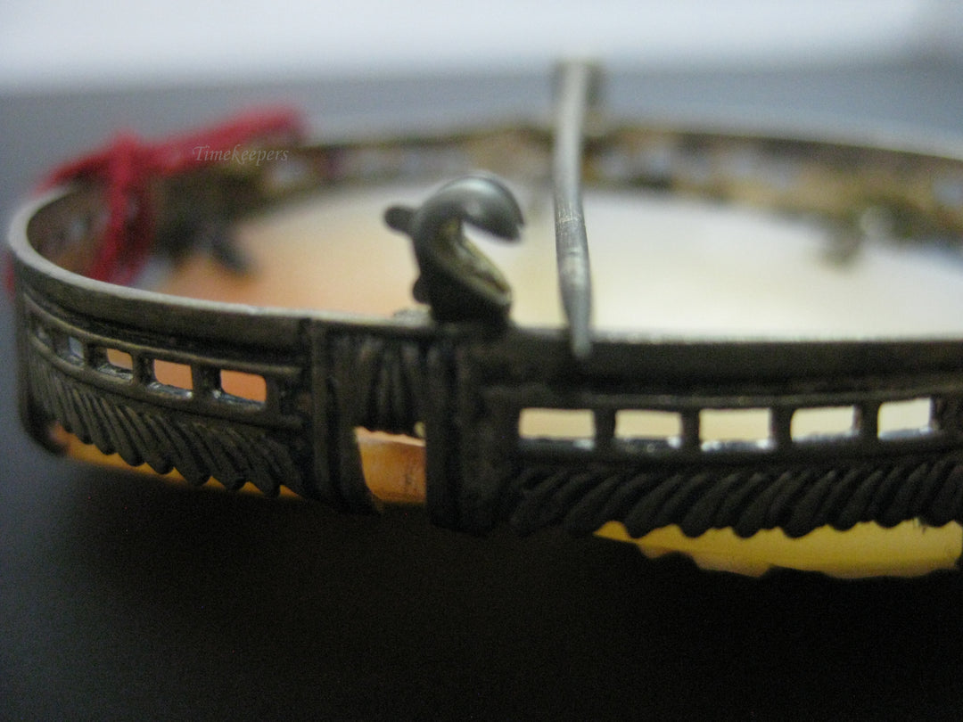 g283 Beautiful Cameo Brooch with a Delicate Gold Toned Setting