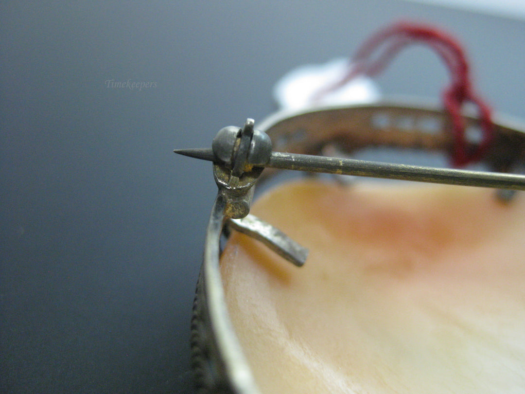 g283 Beautiful Cameo Brooch with a Delicate Gold Toned Setting