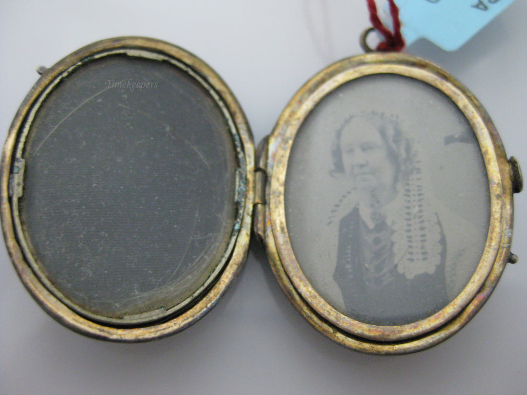 g288 Vintage Black Enameled Memorial Locket w/Old Photo and Hair