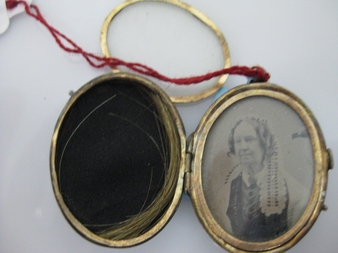 g288 Vintage Black Enameled Memorial Locket w/Old Photo and Hair