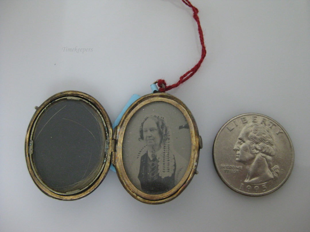 g288 Vintage Black Enameled Memorial Locket w/Old Photo and Hair