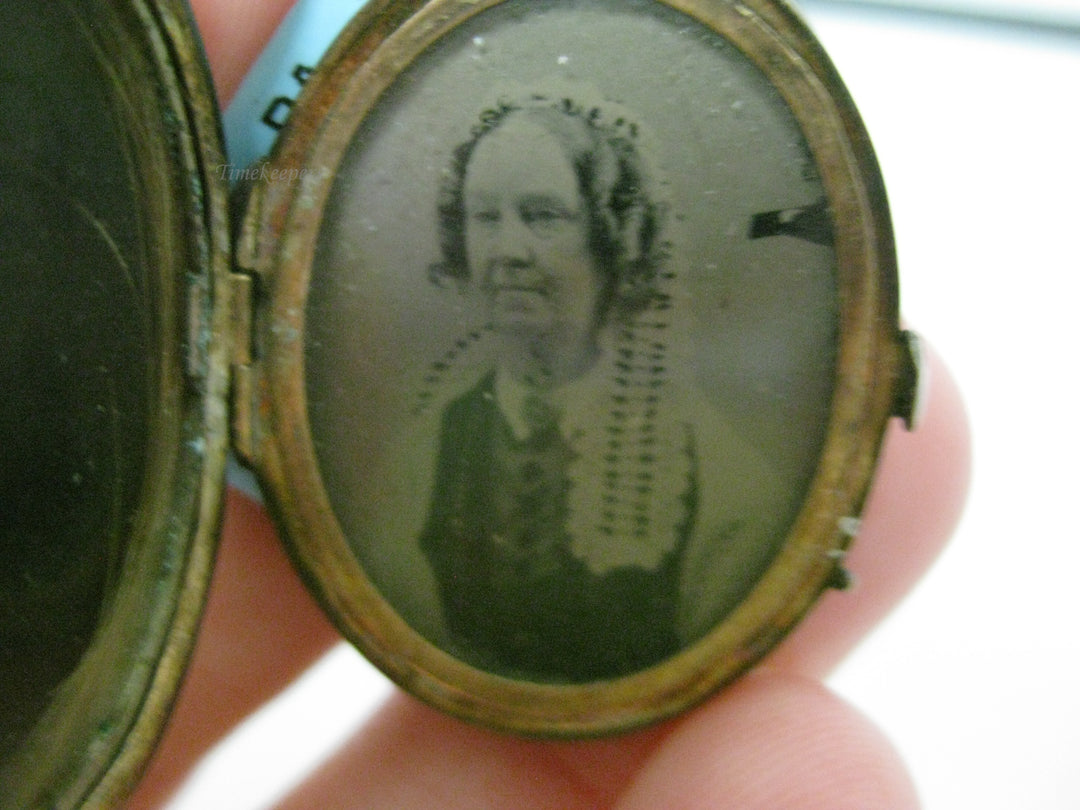 g288 Vintage Black Enameled Memorial Locket w/Old Photo and Hair
