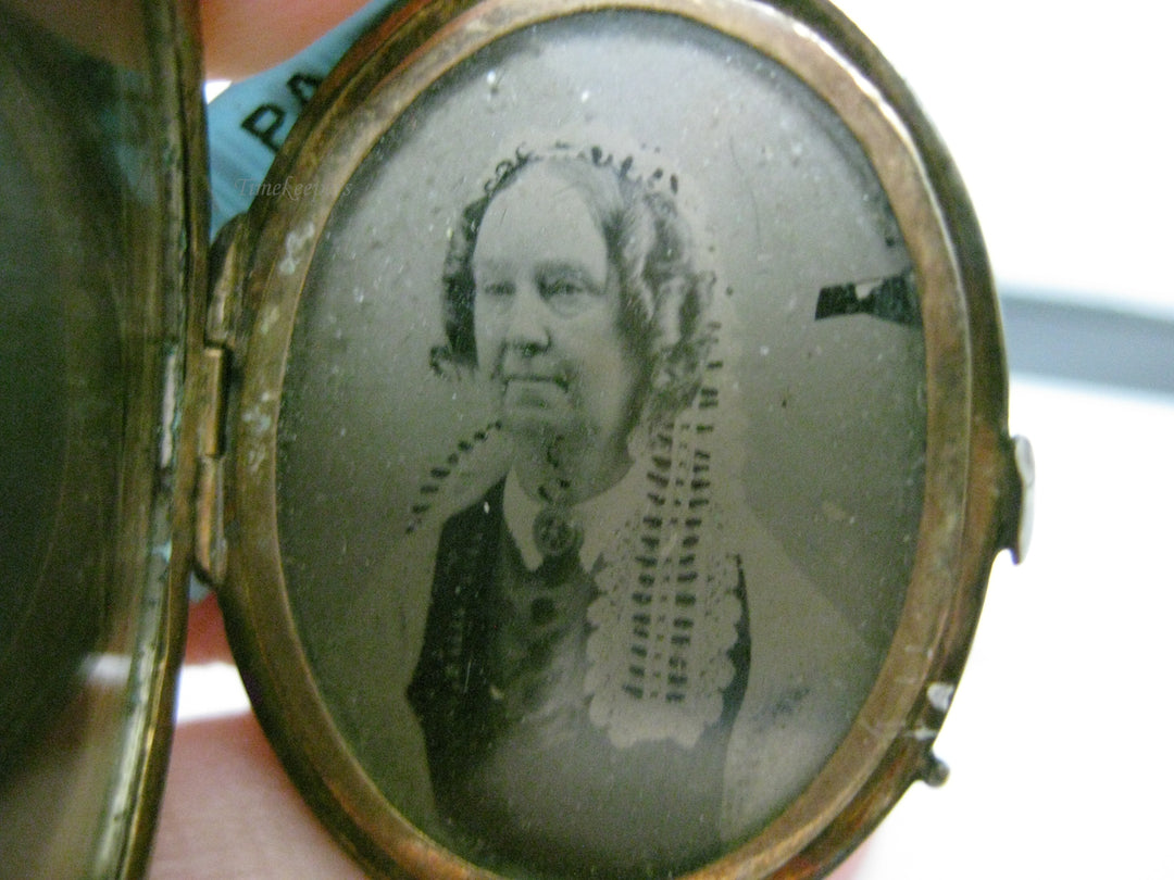 g288 Vintage Black Enameled Memorial Locket w/Old Photo and Hair