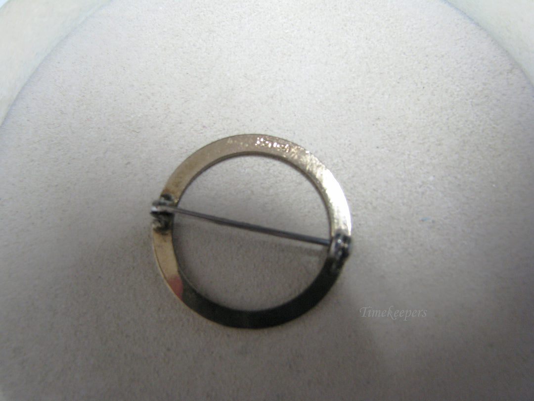 j077 12k Gold Filled Circle Brooch embossed with a Flower Design