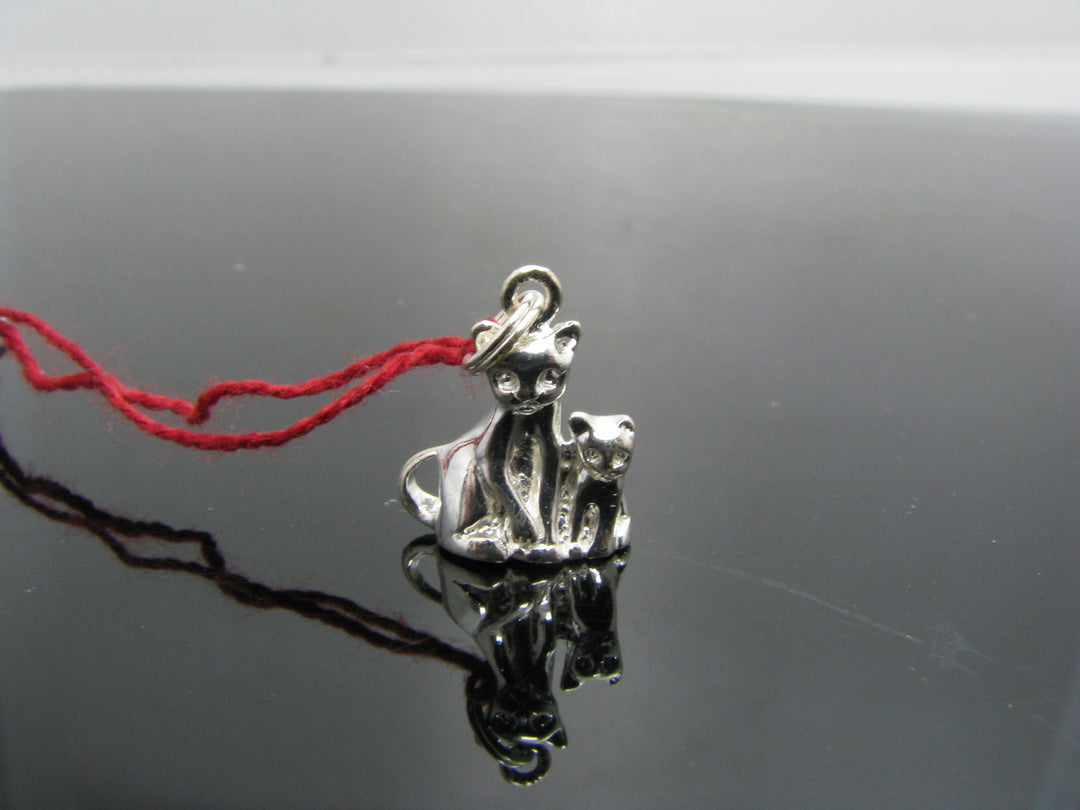 b833 Adorable Sterling Silver Mama and Kitten Charm or Pendant