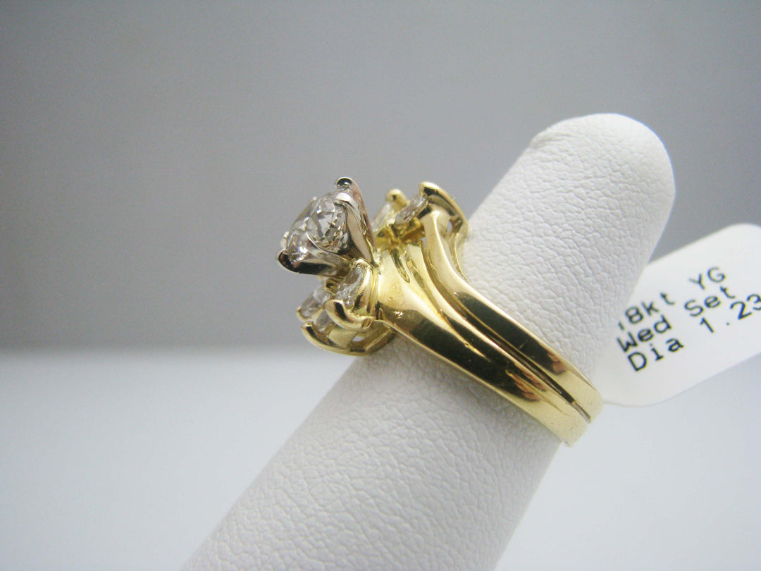 b449 Stunning 18kt Yellow Gold Diamond Wedding Set