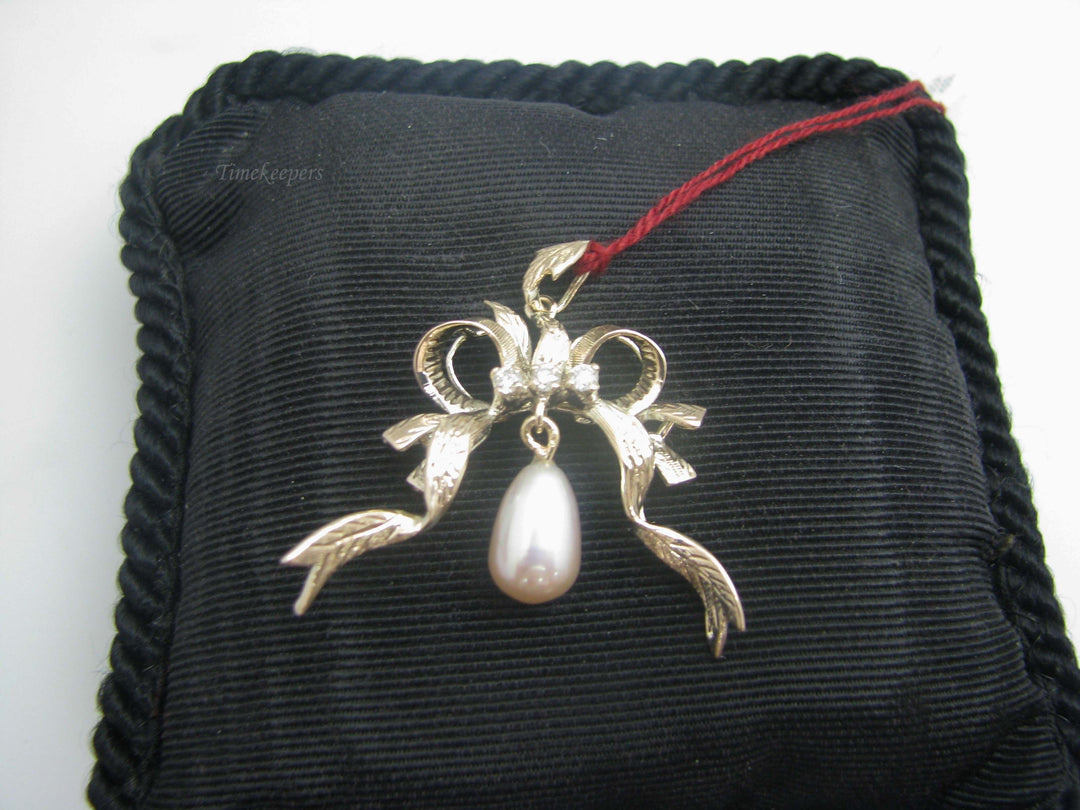 b467 Beautiful 10kt Yellow Gold Diamond and Pearl Pendant