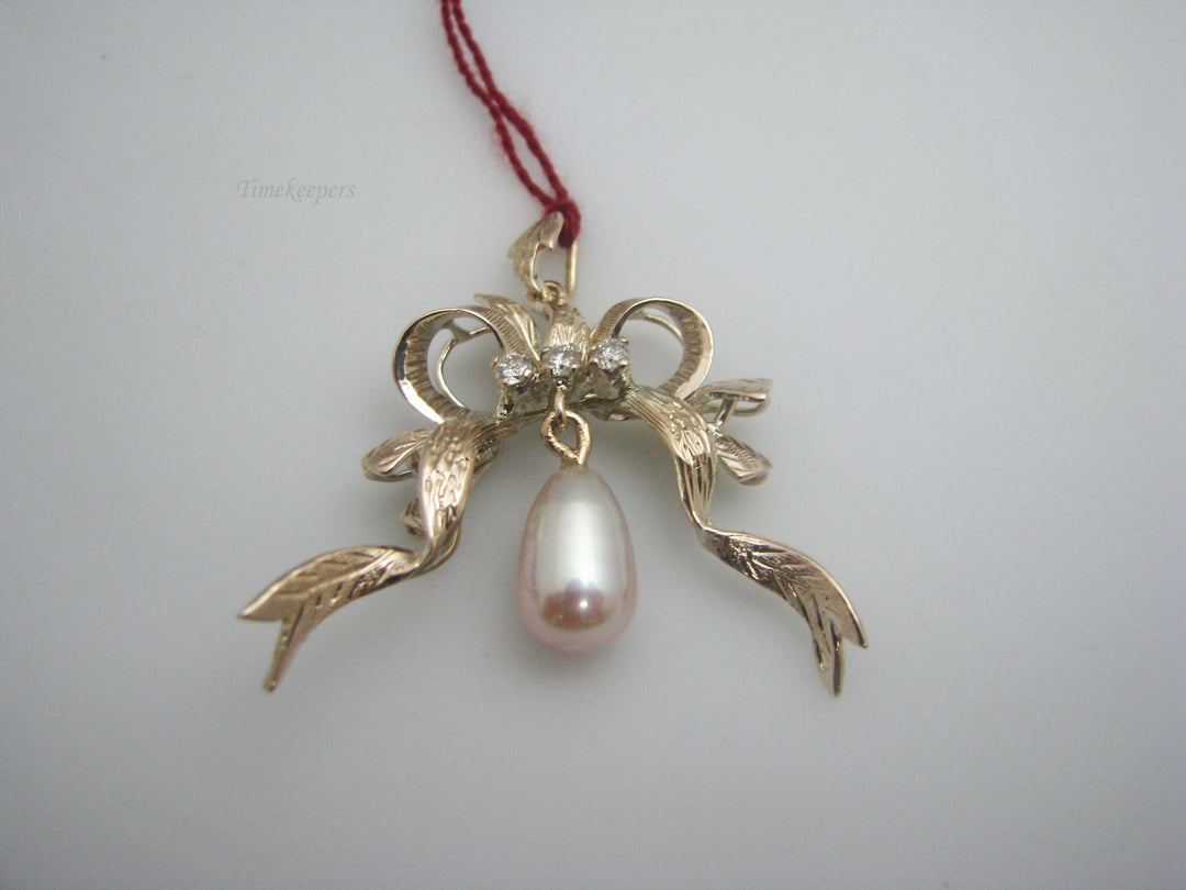 b467 Beautiful 10kt Yellow Gold Diamond and Pearl Pendant