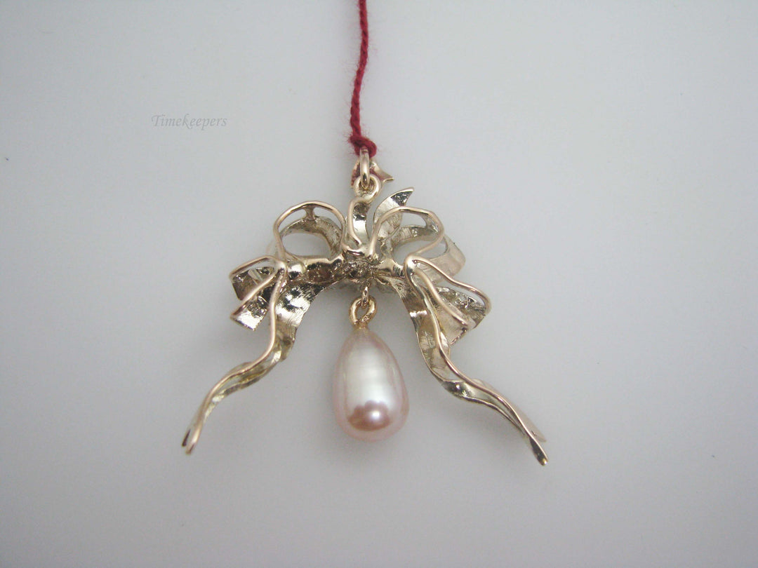 b467 Beautiful 10kt Yellow Gold Diamond and Pearl Pendant