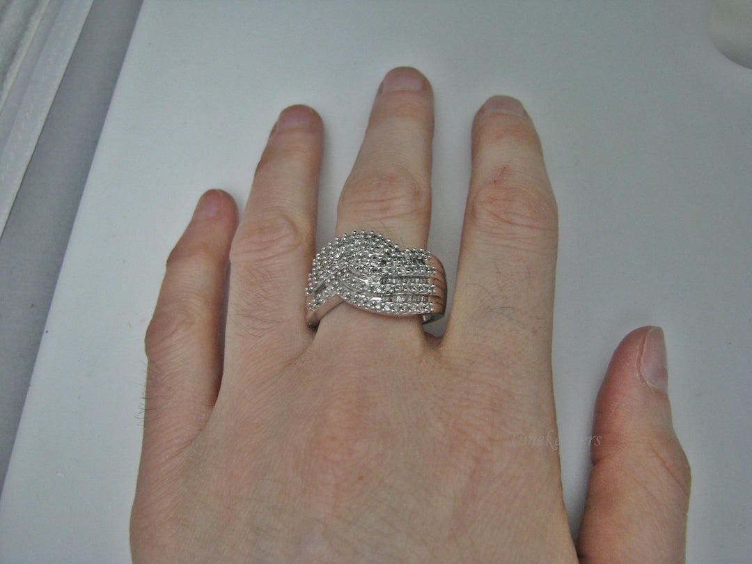 H218 Beautiful Multiple Diamond Ring in 14k White Gold Size 10