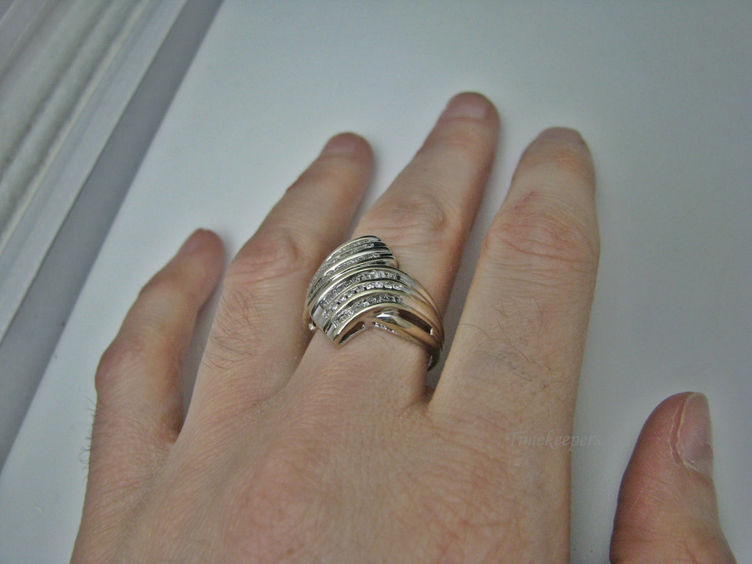 H220 Cute Multiple Diamond Chips Ring in 10k White Gold