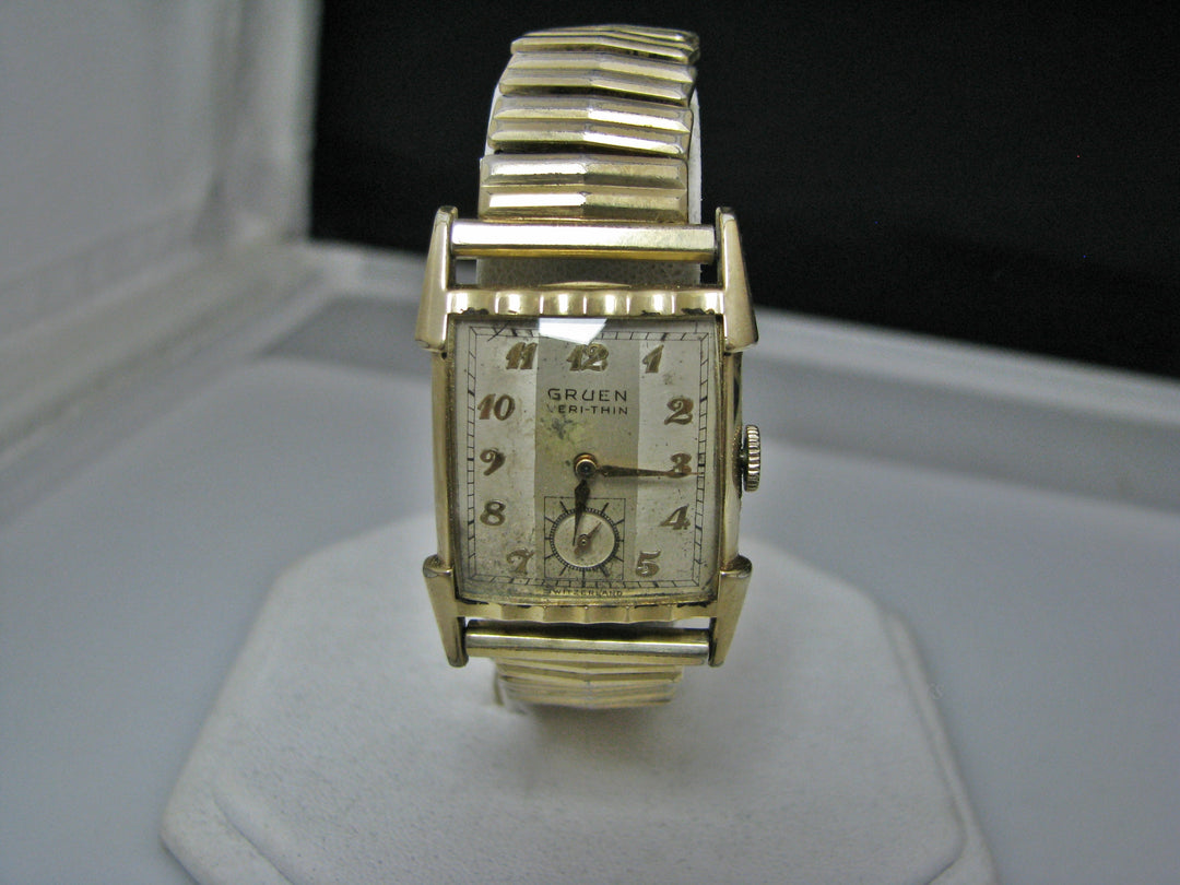 H231 Beautiful Gruen Mechanical Hand Wind Watch with Second Sub-Dial from 1940s