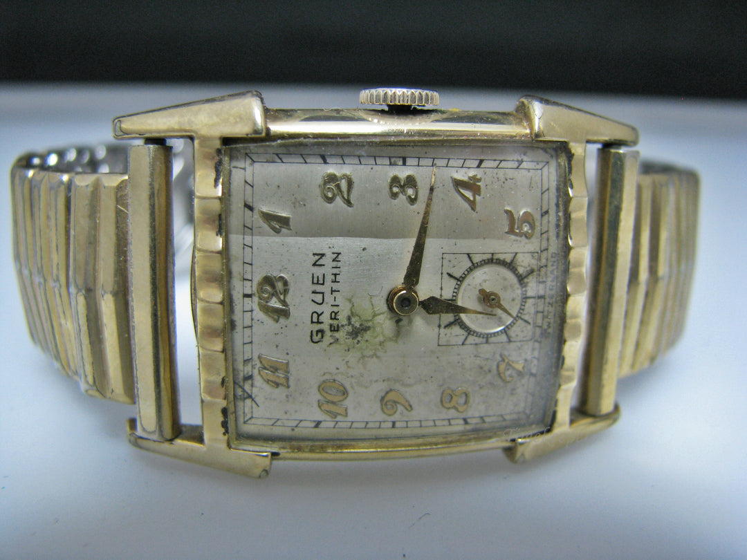 H231 Beautiful Gruen Mechanical Hand Wind Watch with Second Sub-Dial from 1940s