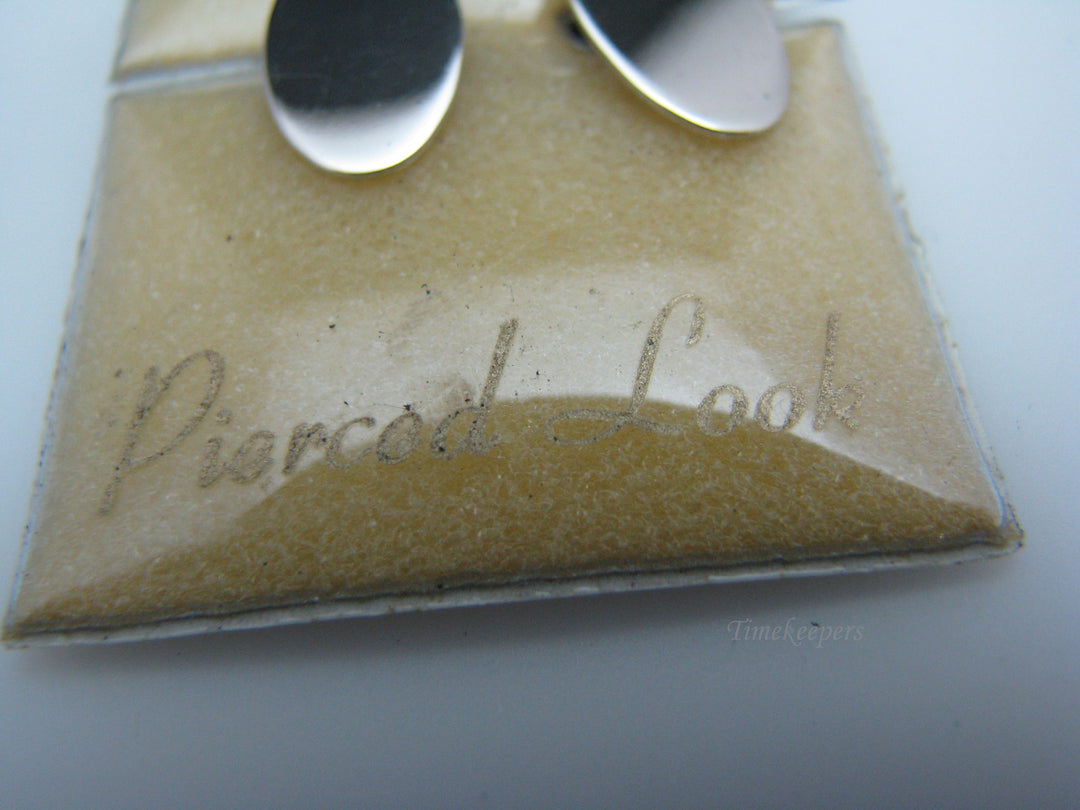 j134 NIce Silver Tone Oval Clip-on Earrings