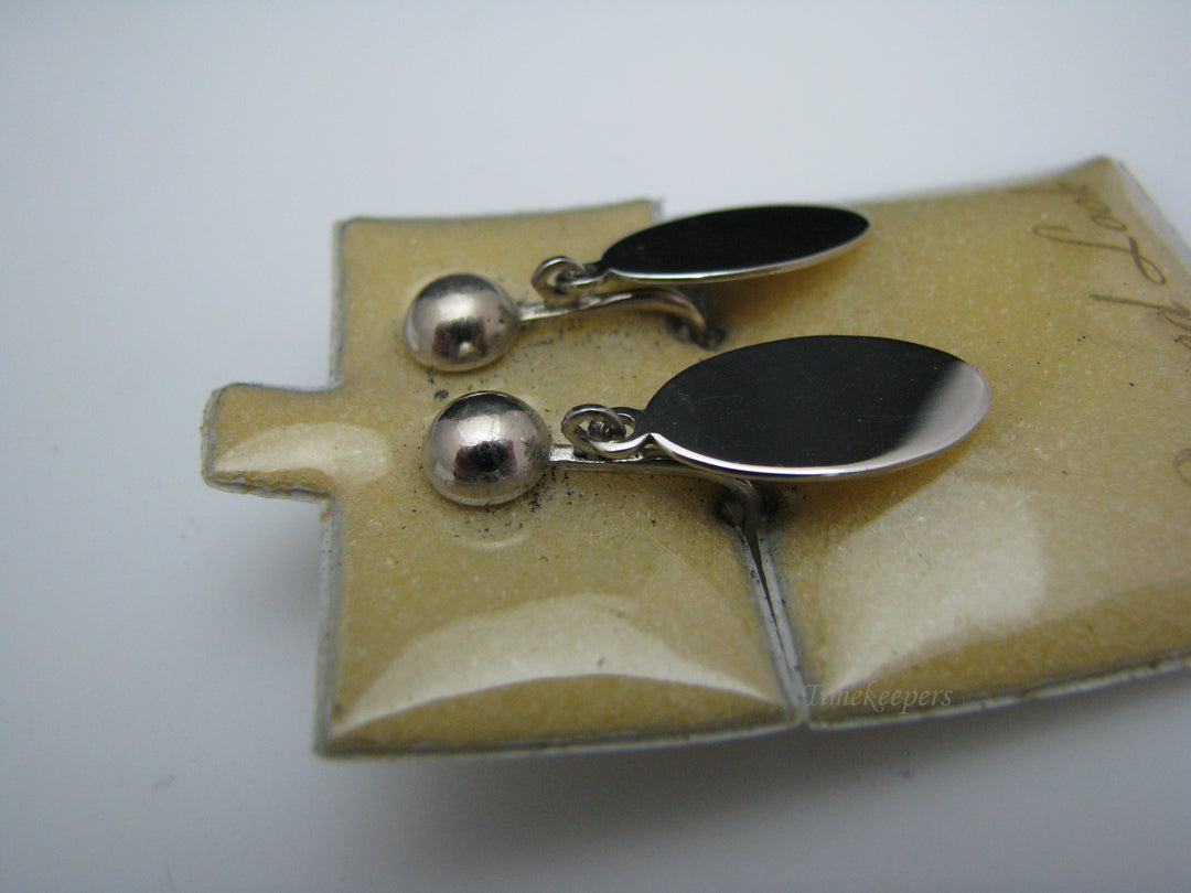 j134 NIce Silver Tone Oval Clip-on Earrings