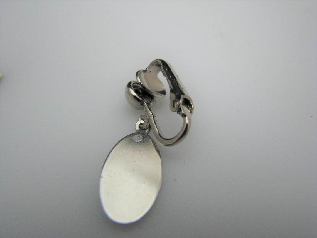 j134 NIce Silver Tone Oval Clip-on Earrings