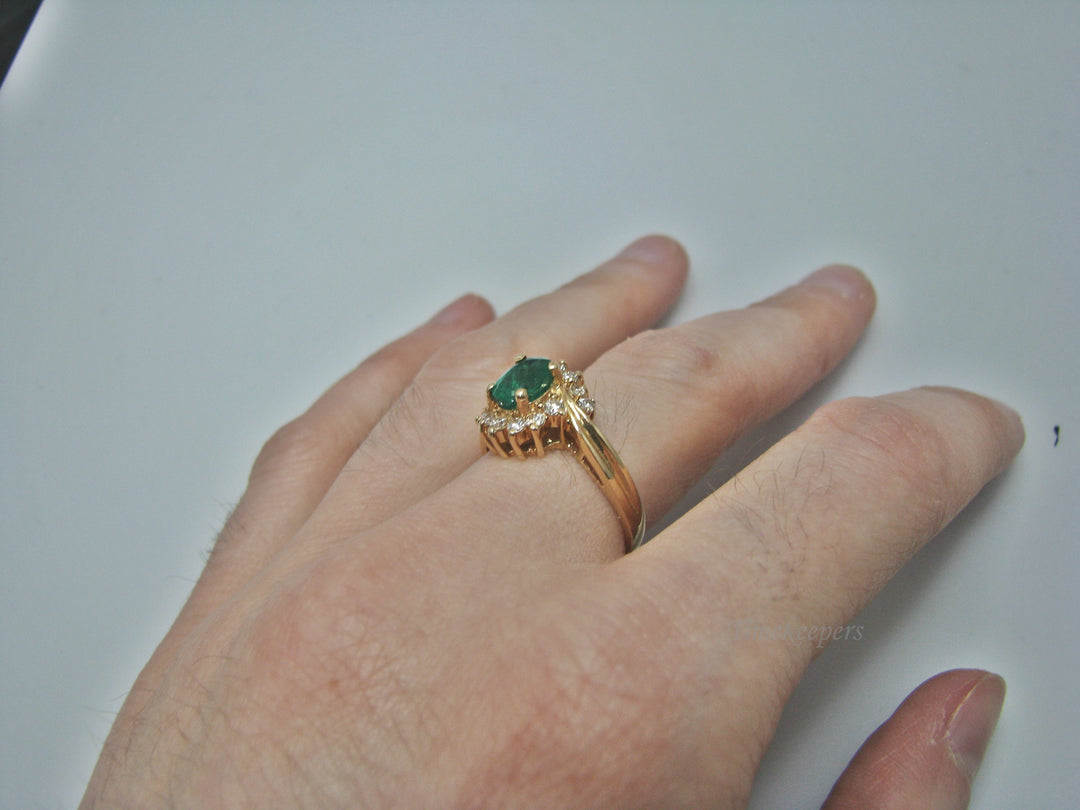 H278 Cute Diamond Ring with Emerald in the Center in 14k Yellow Gold Size 6.25