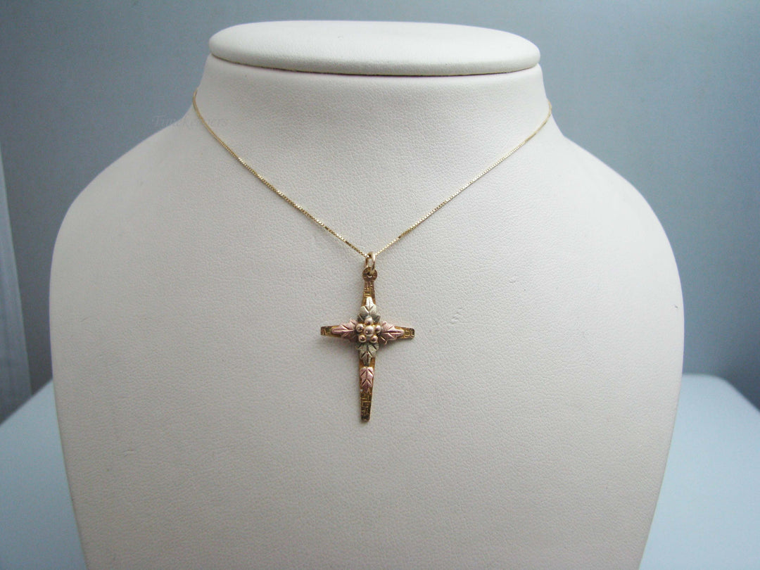 b399 Stunning 10kt Multi-color Gold Cross on a 14kt Yellow Gold chain