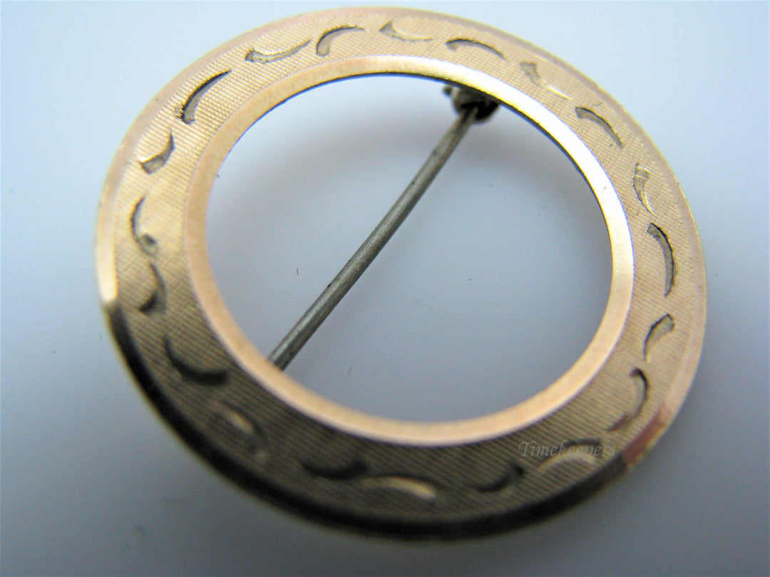 j209 Pretty LaMode Gold Filled Circle Brooch embossed with a Design