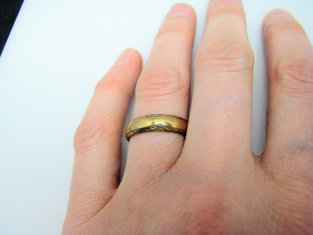 H367 Unique 8k Yellow Gold Wedding Band in Size 6.0