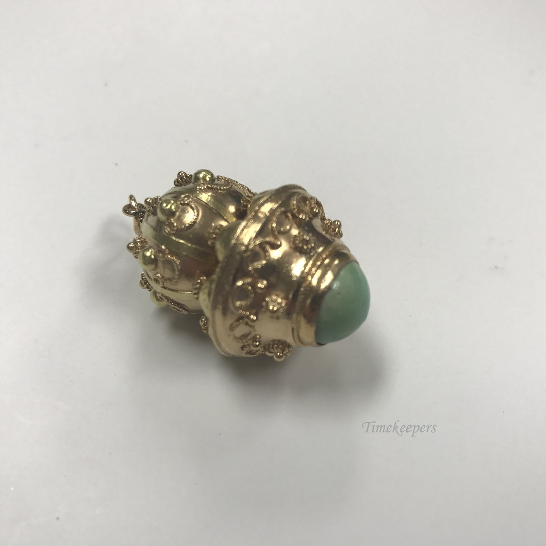 d087 Vintage Stunning 14k Yellow Gold Pendant Green Stone Unique Design