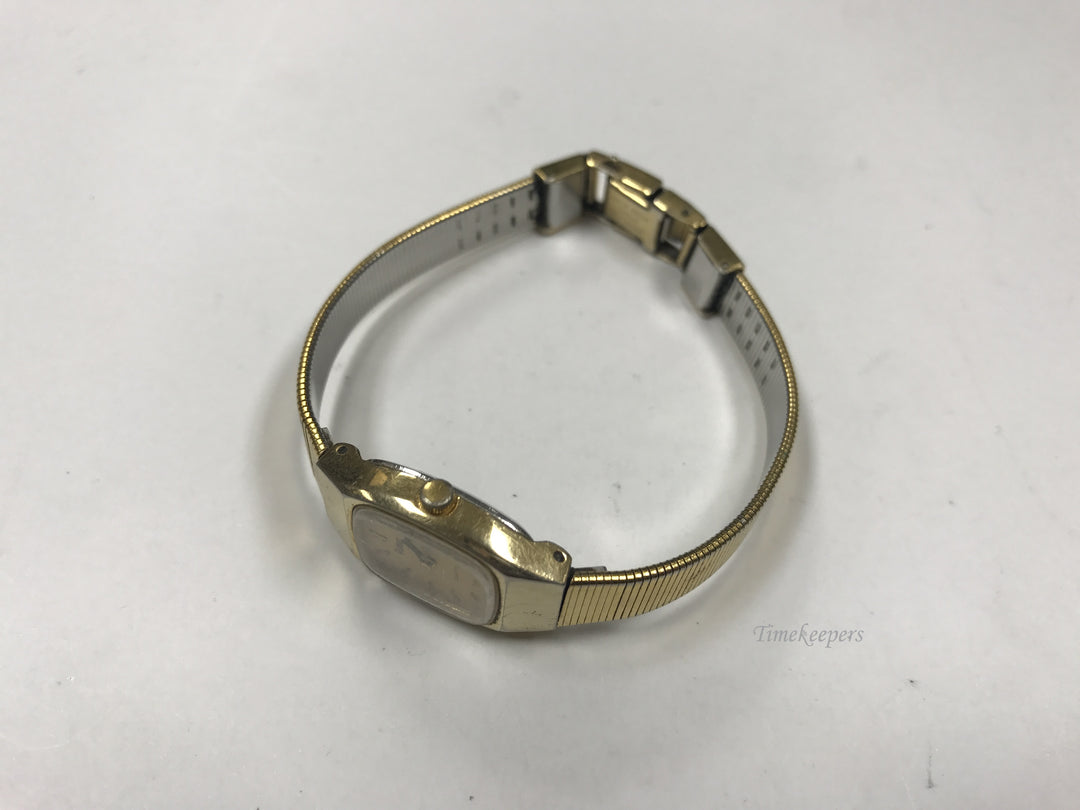 d354 Vintage Pulsar Quartz Golden Tone Case Stainless Steel Wrist Watch