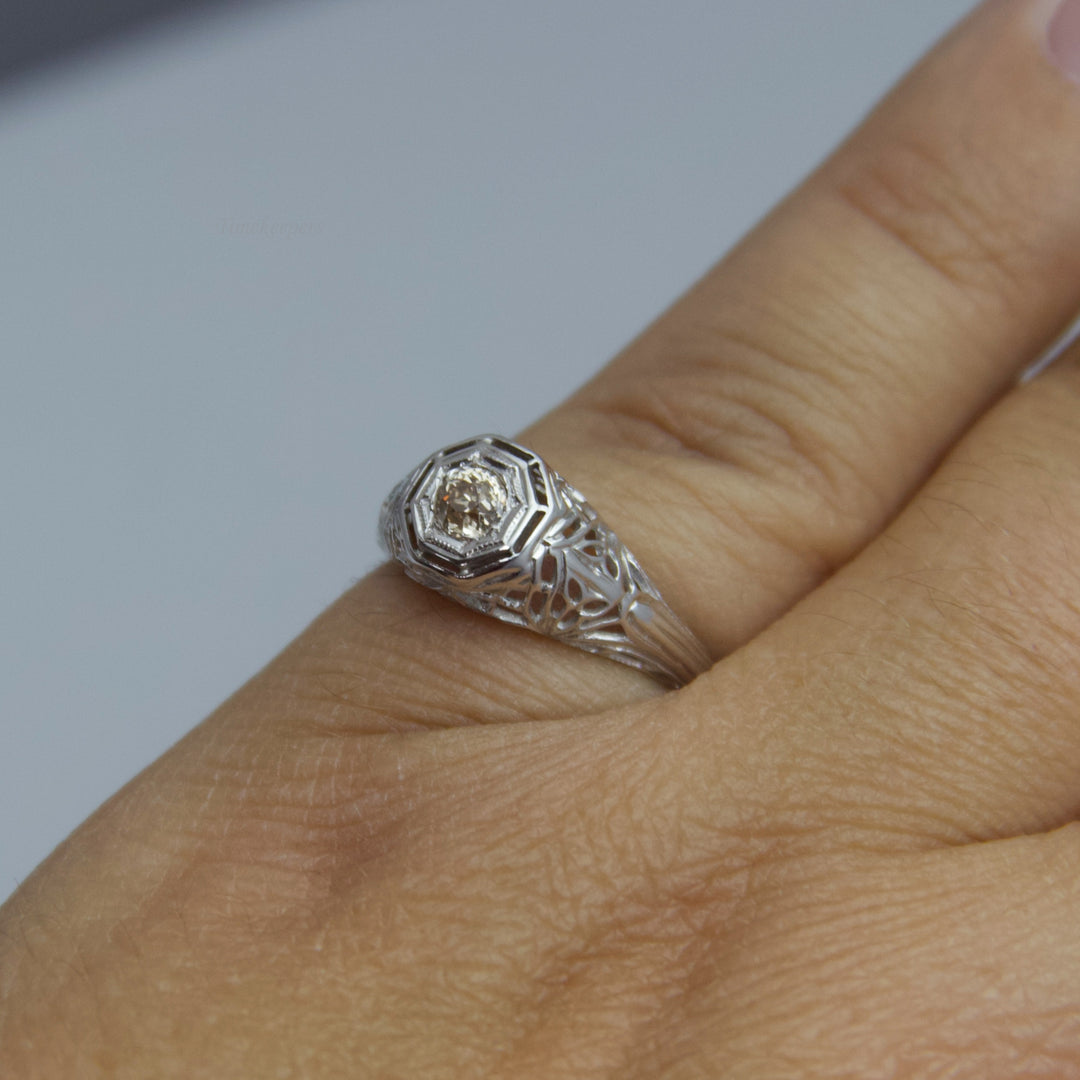 d504 Gorgeous 18kt White Gold Diamond Ring