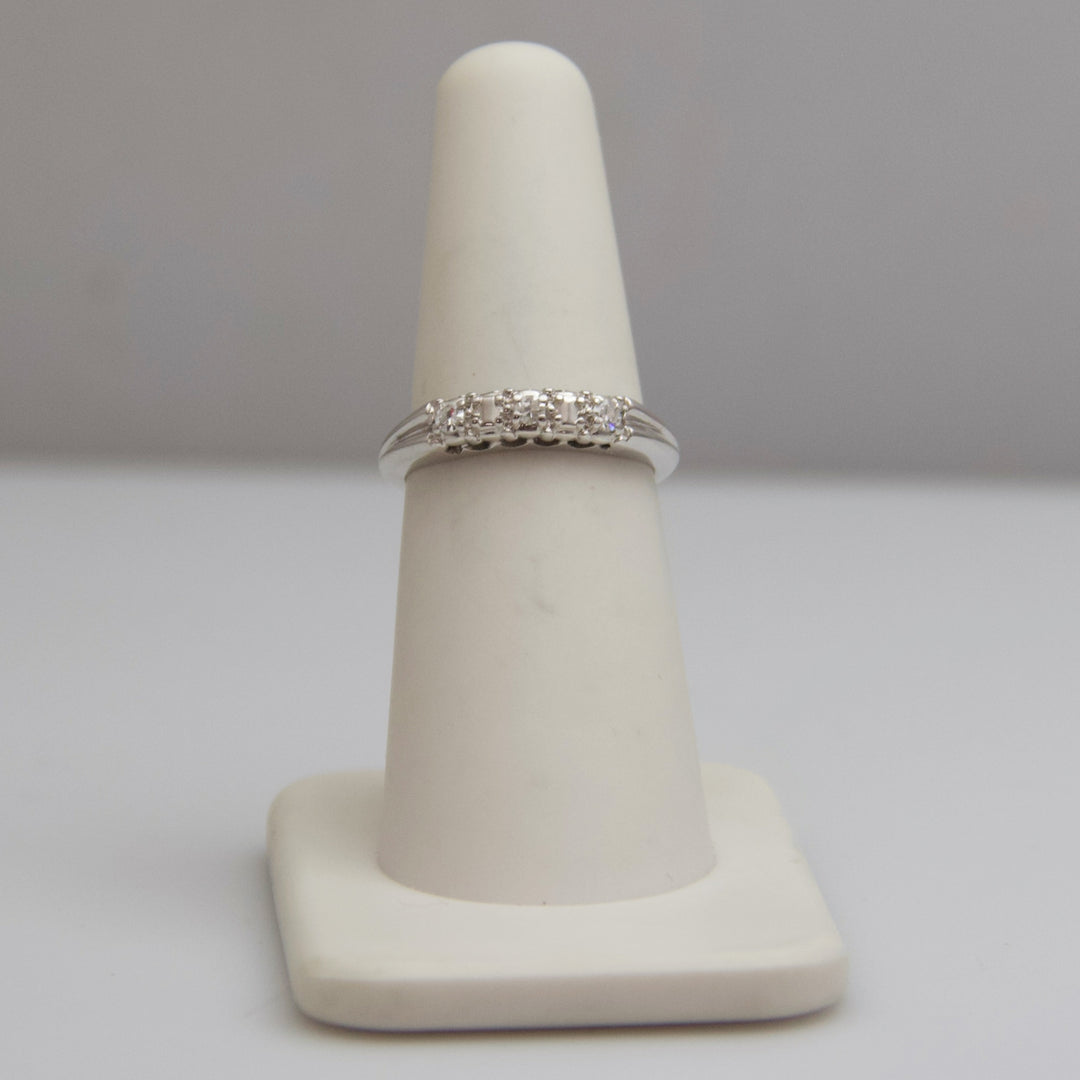 d522 Dazzling 14k White Gold Diamond Wedding Band