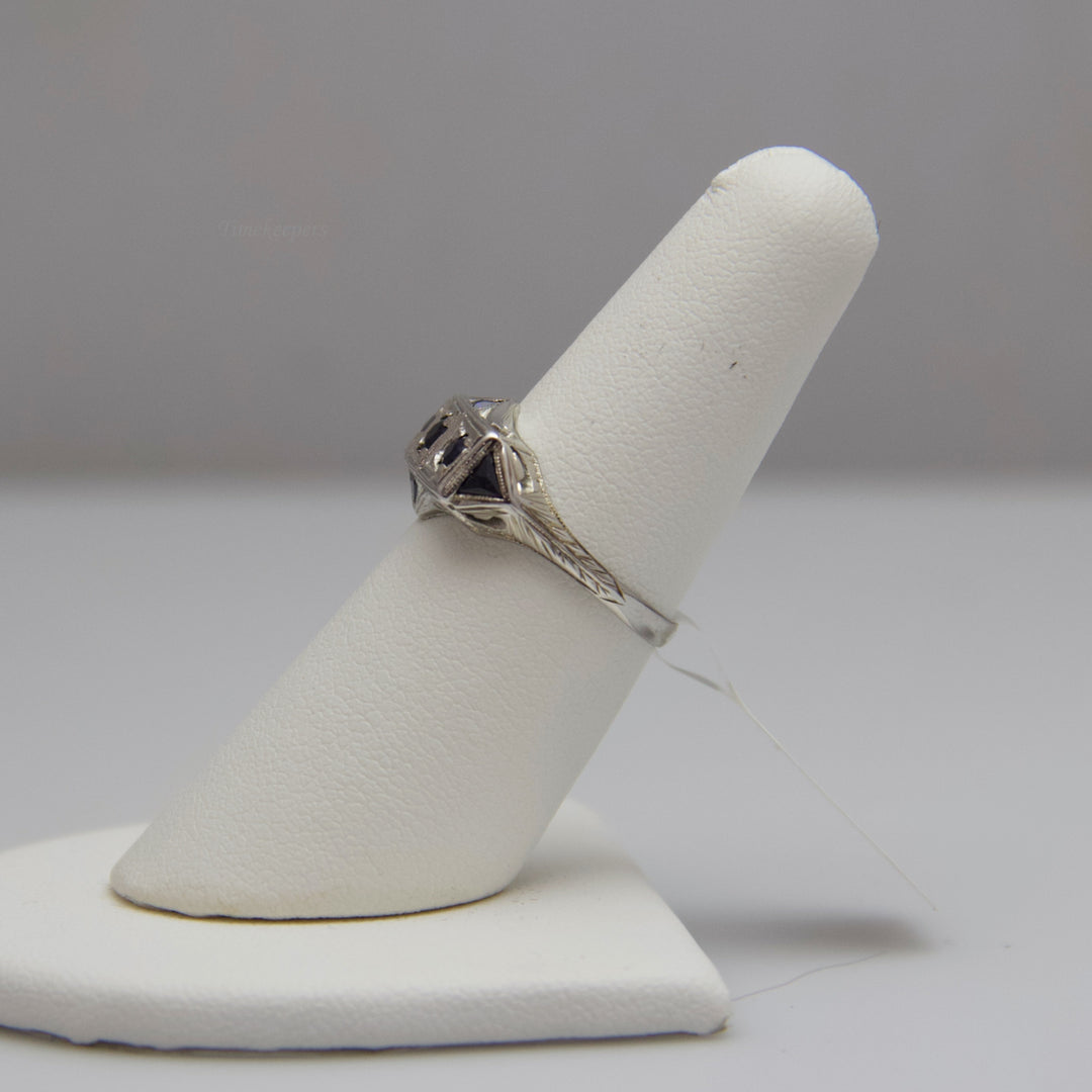 d557 Gorgeous 18k White Gold Sapphire Ring