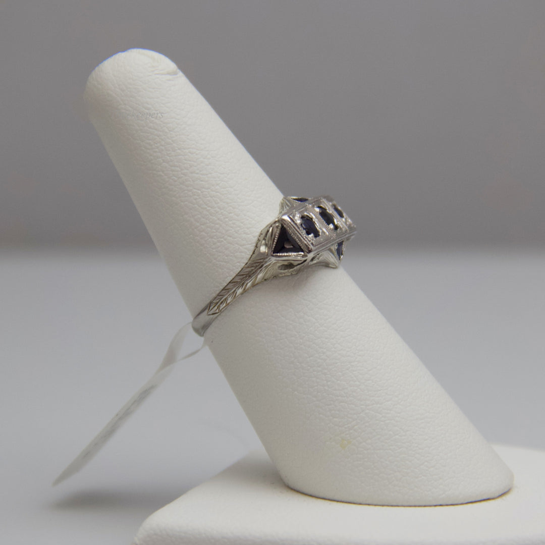 d557 Gorgeous 18k White Gold Sapphire Ring