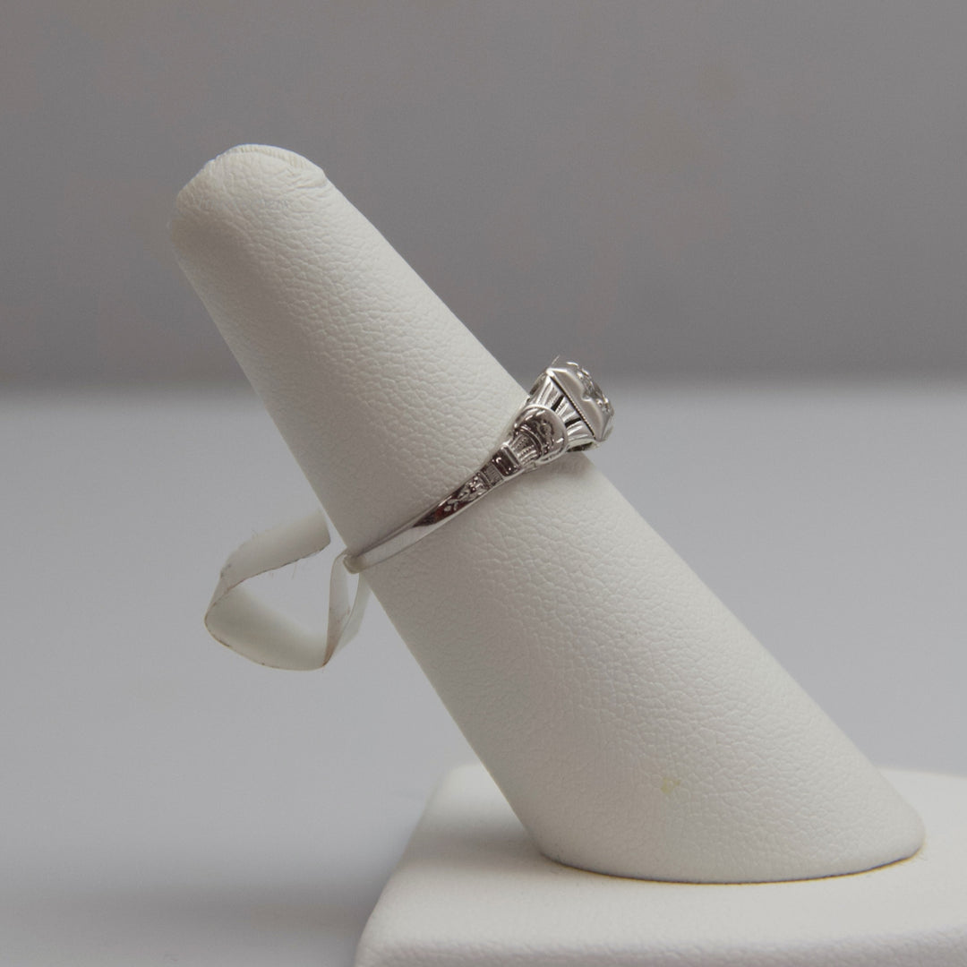 d575 Pretty 18k White Gold Diamond Ring