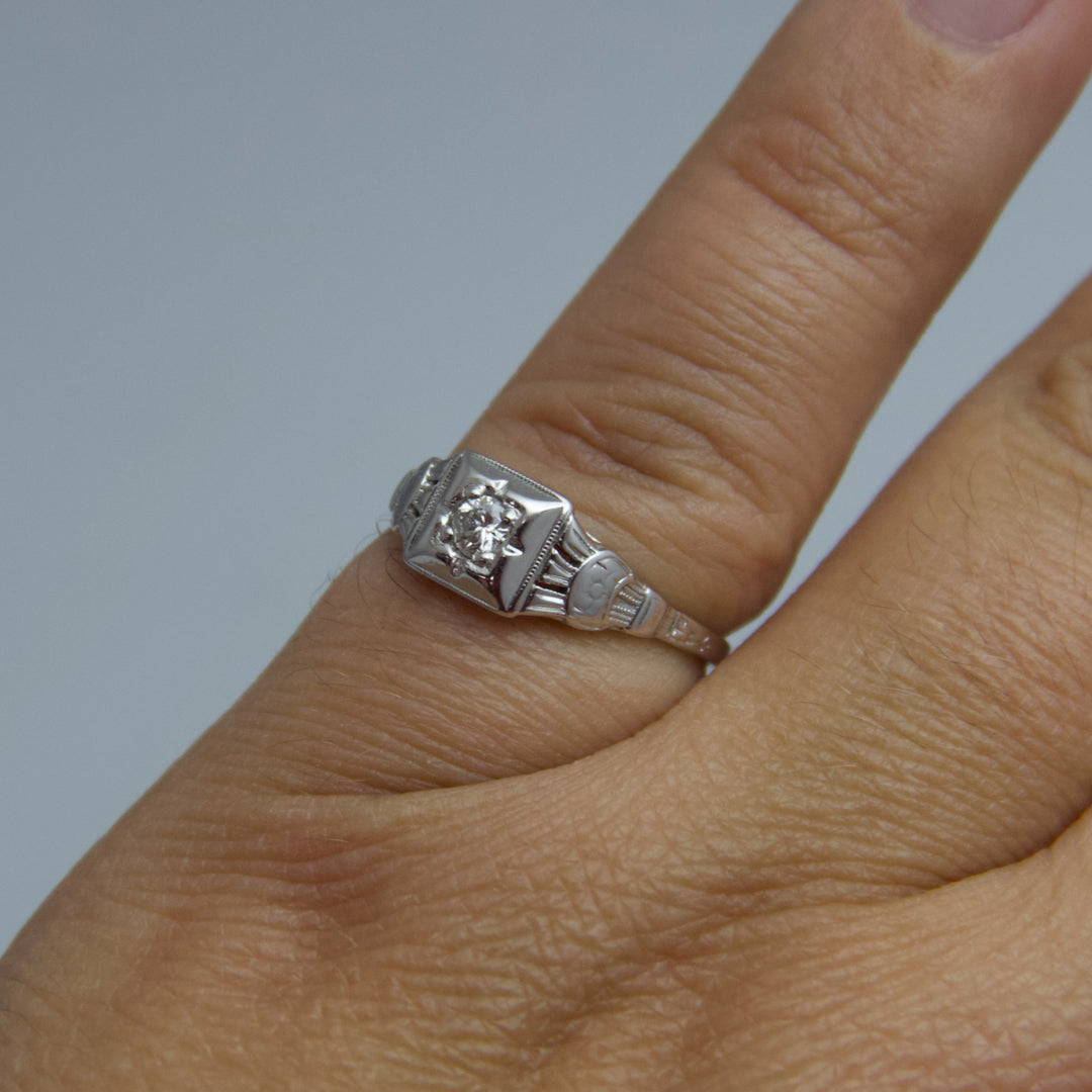 d575 Pretty 18k White Gold Diamond Ring