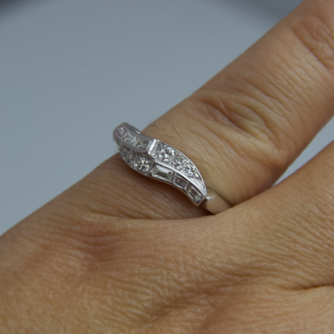 d577 Elegant 14k White Gold Diamond Ring