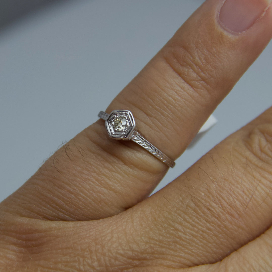 d578 Antique 18kt White Gold Diamond Engagement Ring